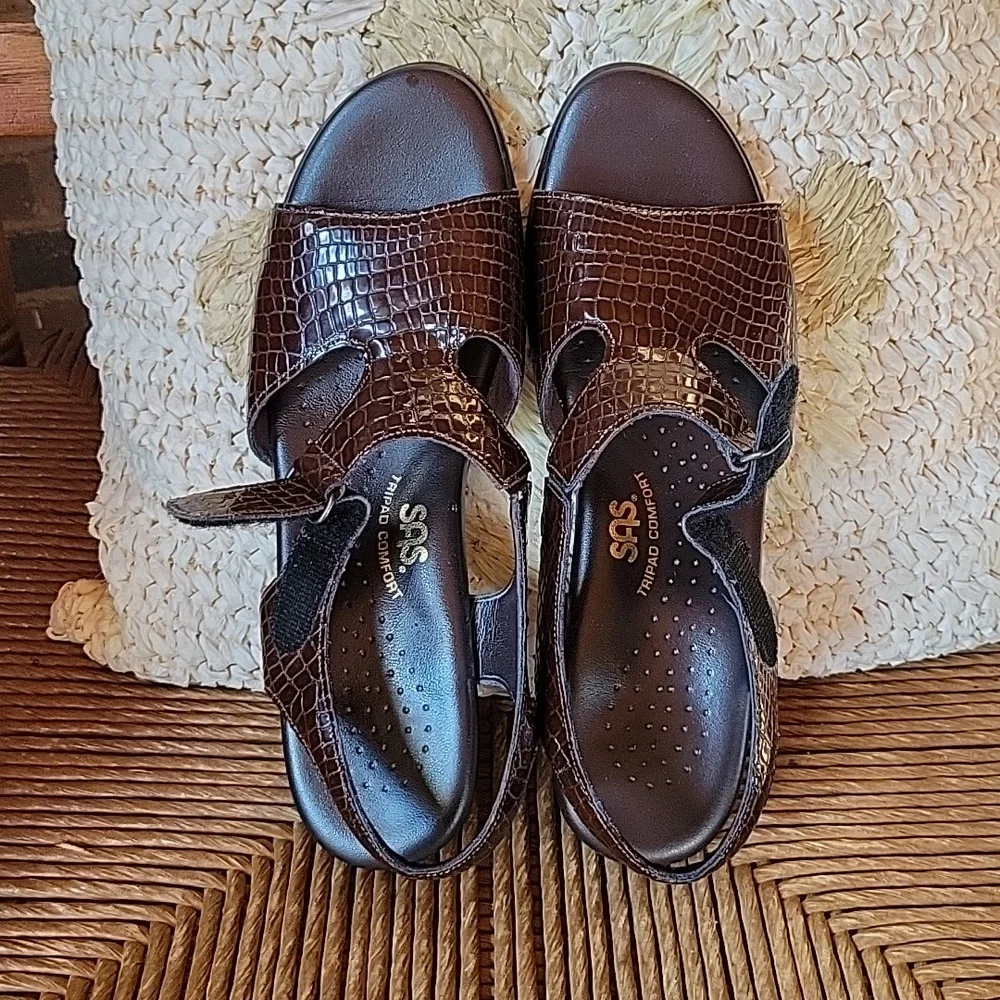 SAS Suntimer brown croc sandal, size 8.5N